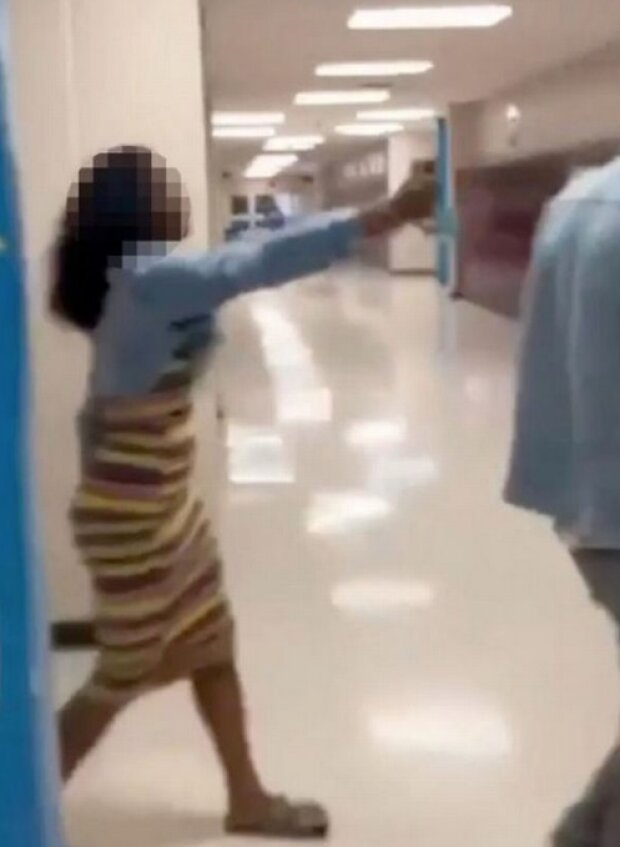 Ученица обрызгала своего учителя перцовым баллончиком из-за телефона