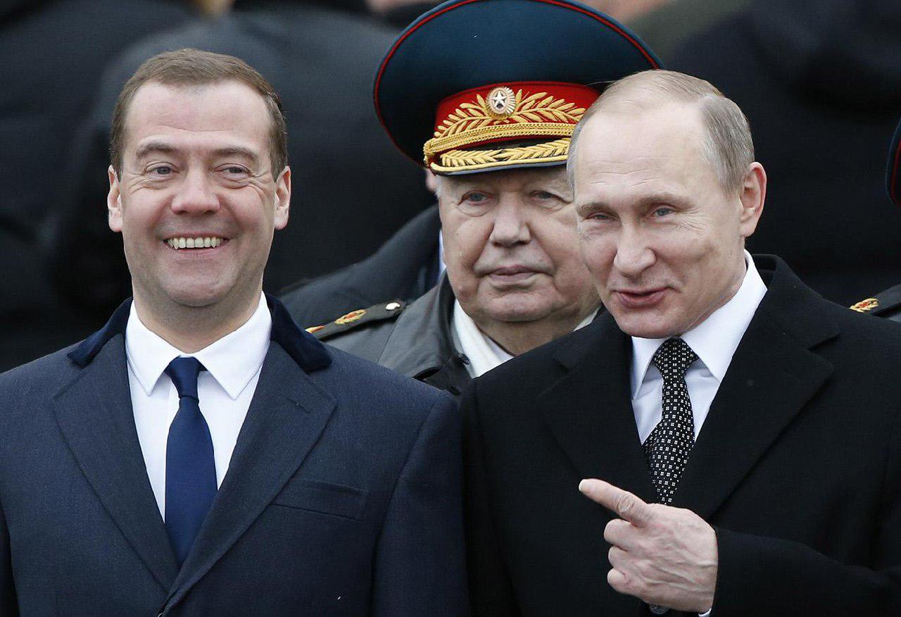 Кто более глуп и подл из тандема Медведев-Путин? 