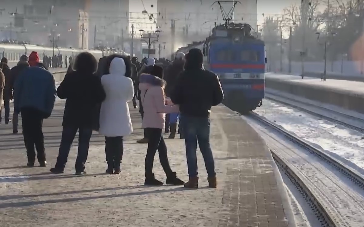 Снег в украинской электричке видео.